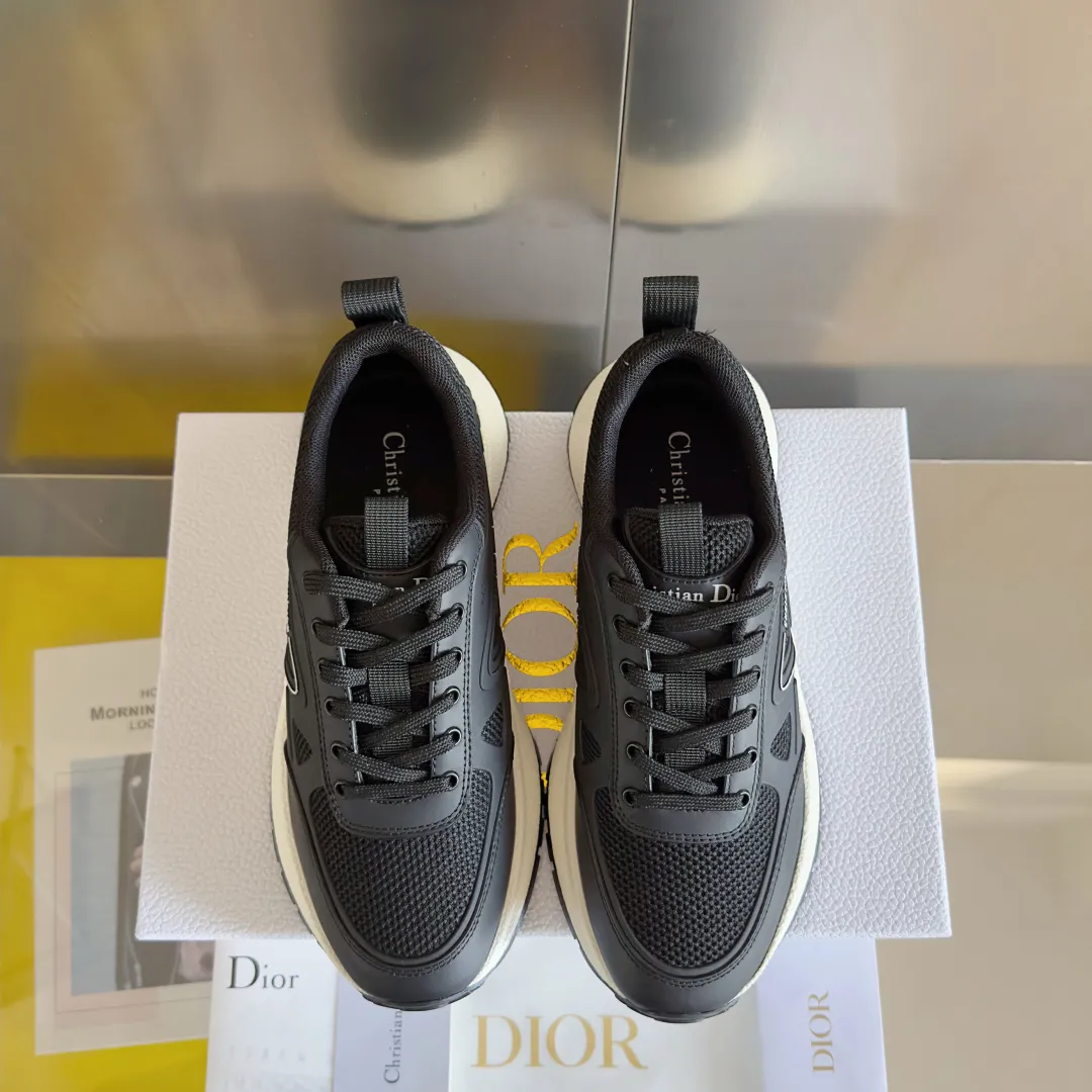 [Dior Dior] P: 640💰Couple model Size: Female: 35-40 (customized at 41), male 39-44. (customized at 45) 2025 Dior Dior autumn and winter new couple model, thick-soled casual sports shoes, originally purchased and developed to reinterpret the sports style with an elegant and fashionable shape. The upper is crafted from white mesh fabric and features the Christian Dior Paris signature on the laces and heel. The exquisite two-color sole is light and soft, which can add a high-end temperament to all kinds of casual looks. The delivery counter is exquisitely packaged🛍📦 ▪️Material: Original custom imported first-layer cowhide ▪️Inner lining: Imported soft sheepskin lining ▪️Sole: Original open-molded anti-slip rubber material ▪️Sole thickness: 4CM